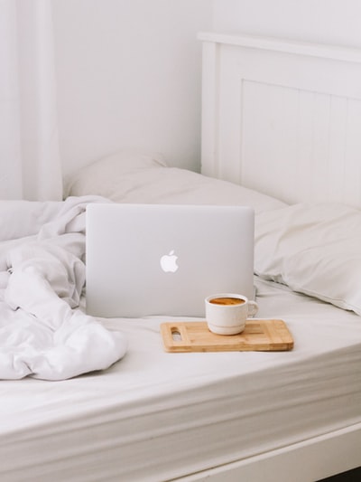 咖啡杯旁的MacBook和拿铁